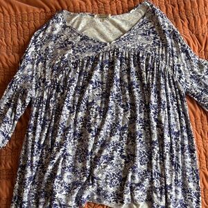 Gimmicks by BKE Blue and White Floral Tunic